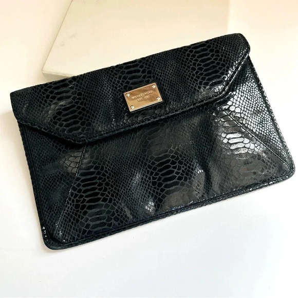 Micheal Kors Clutch/Ipad/Laptop Sleeve - Picture 2 of 8